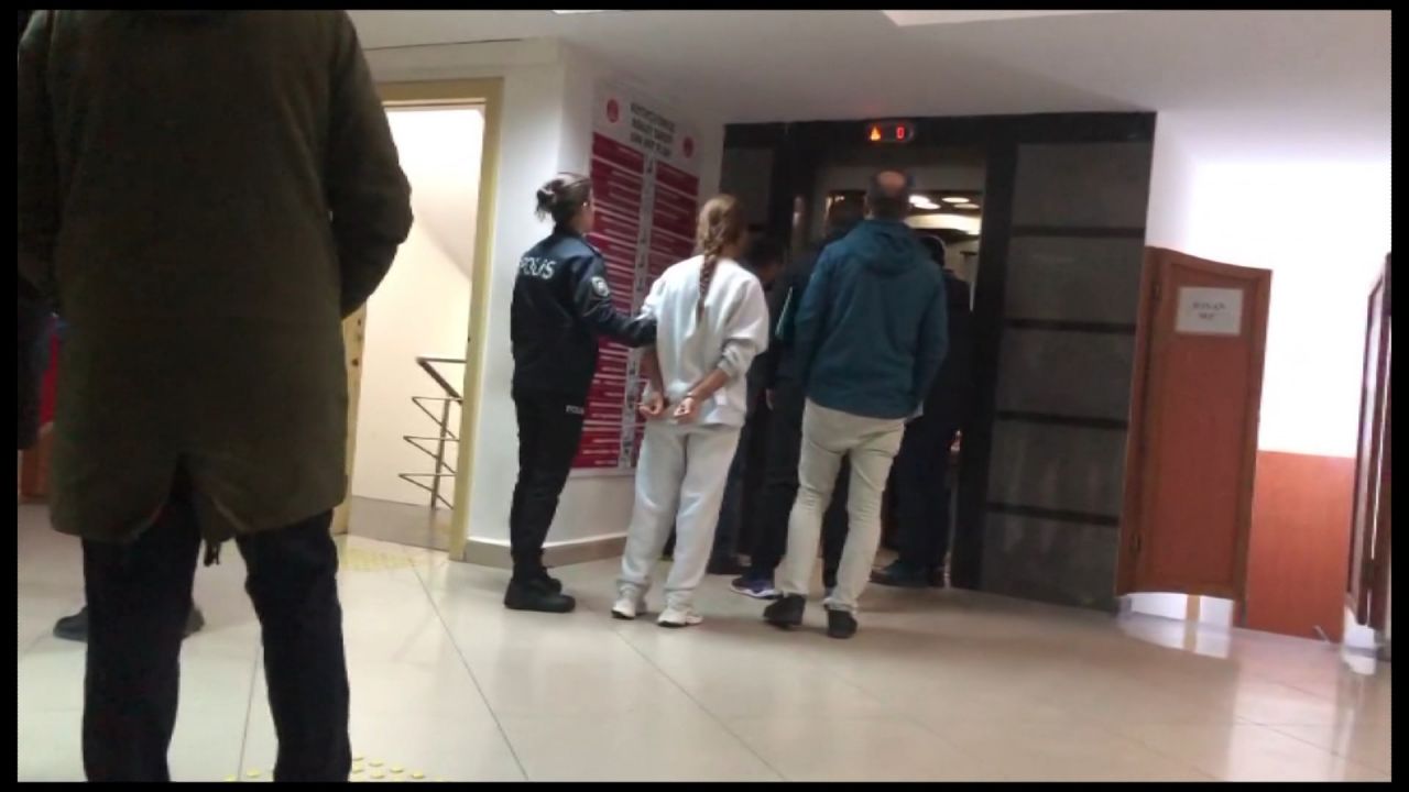 Gözaltına alınan Banu Parlak serbest bırakıldı! Adliyeden koşarak uzaklaştı 3