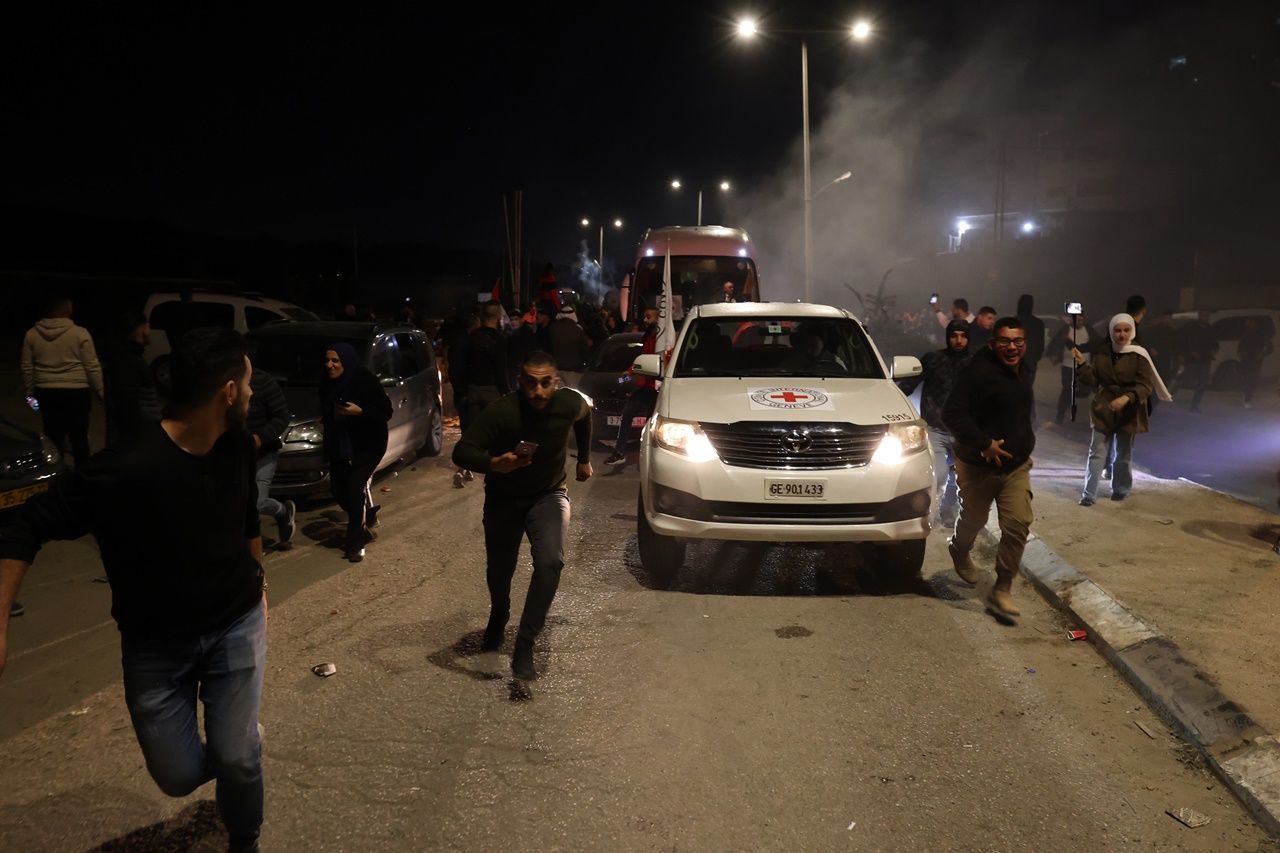 Hamas, İsrailli rehineleri serbest bıraktığı anların görüntüsünü paylaştı! Esir takası devam edecek 11