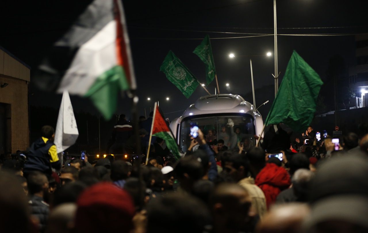 Hamas, İsrailli rehineleri serbest bıraktığı anların görüntüsünü paylaştı! Esir takası devam edecek 3