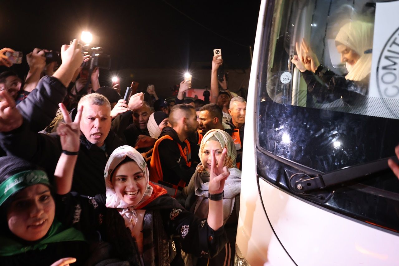 Hamas, İsrailli rehineleri serbest bıraktığı anların görüntüsünü paylaştı! Esir takası devam edecek 6