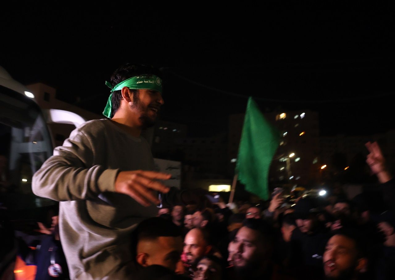 Hamas, İsrailli rehineleri serbest bıraktığı anların görüntüsünü paylaştı! Esir takası devam edecek 7
