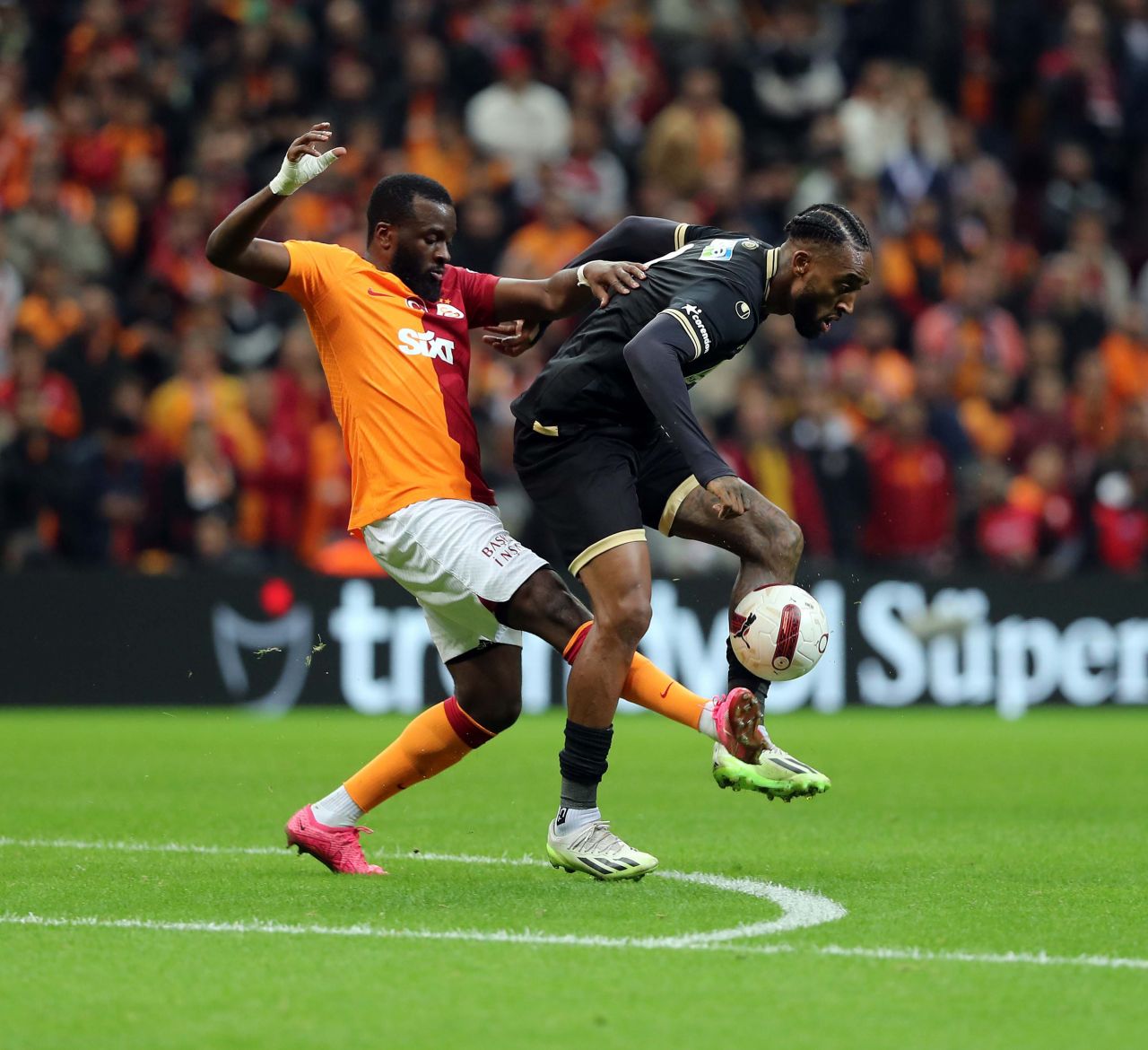 Tanguy Ndombele sosyal medyayı yıktı geçti: "Okan Buruk zayıflasın diye 90 dakika sahada tuttu" İnanılmaz yorumlar geceye damga vurdu 2