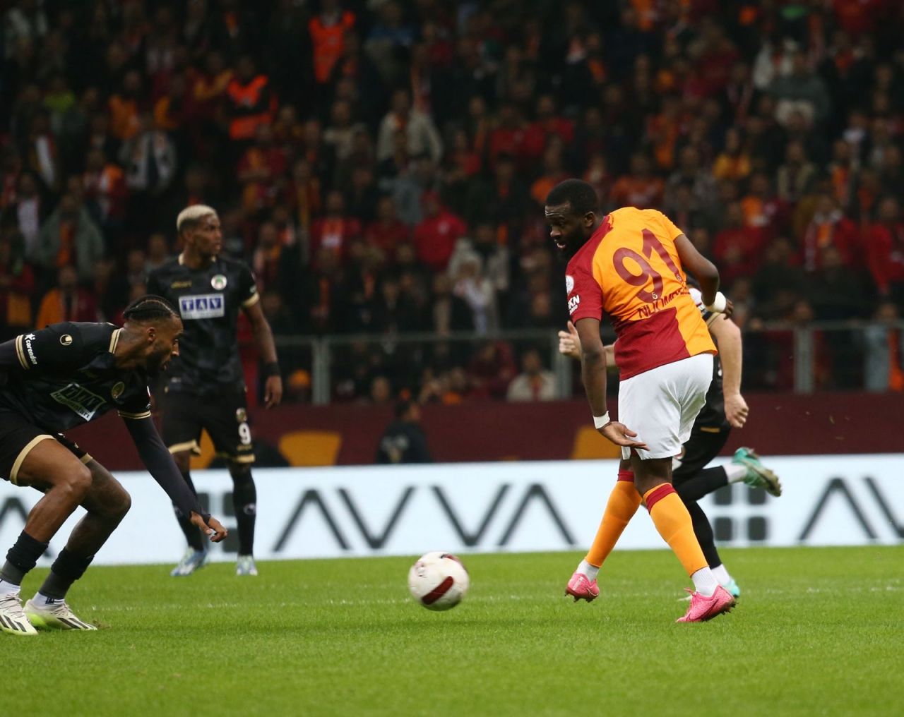 Tanguy Ndombele sosyal medyayı yıktı geçti: "Okan Buruk zayıflasın diye 90 dakika sahada tuttu" İnanılmaz yorumlar geceye damga vurdu 4