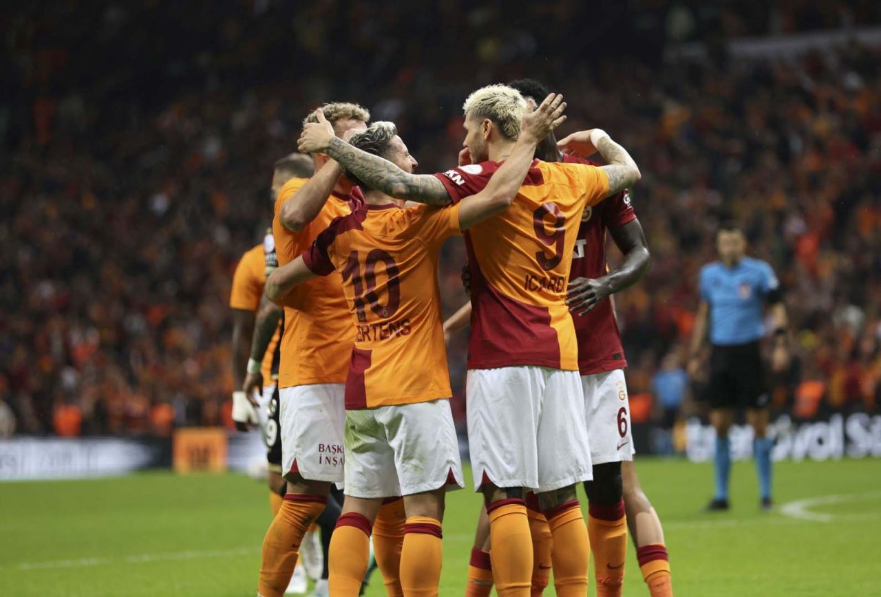 Canlı yayında şok sözler: "Kerem Aktürkoğlu'nun olmaması Galatasaray'ı yükseltti! Hadi oynat Manchester United maçında da görelim" 5