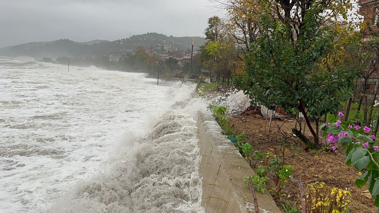 Rize'de fırtına: Dalgalar Karadeniz Sahil Yolu’na ulaştı 1