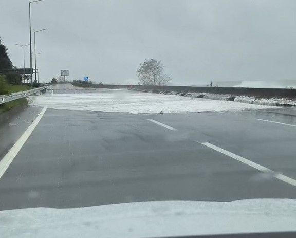 Rize'de fırtına: Dalgalar Karadeniz Sahil Yolu’na ulaştı 5