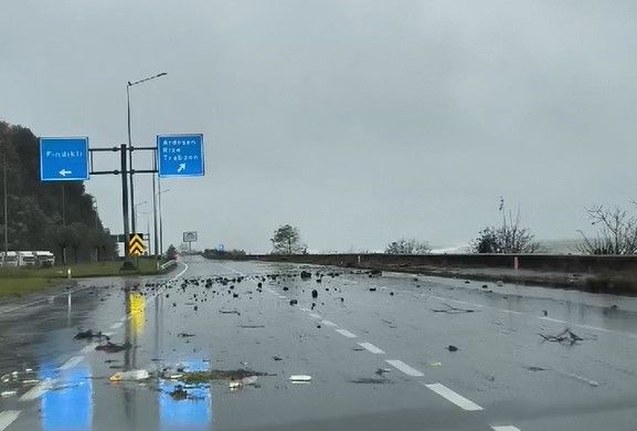 Rize'de fırtına: Dalgalar Karadeniz Sahil Yolu’na ulaştı 6