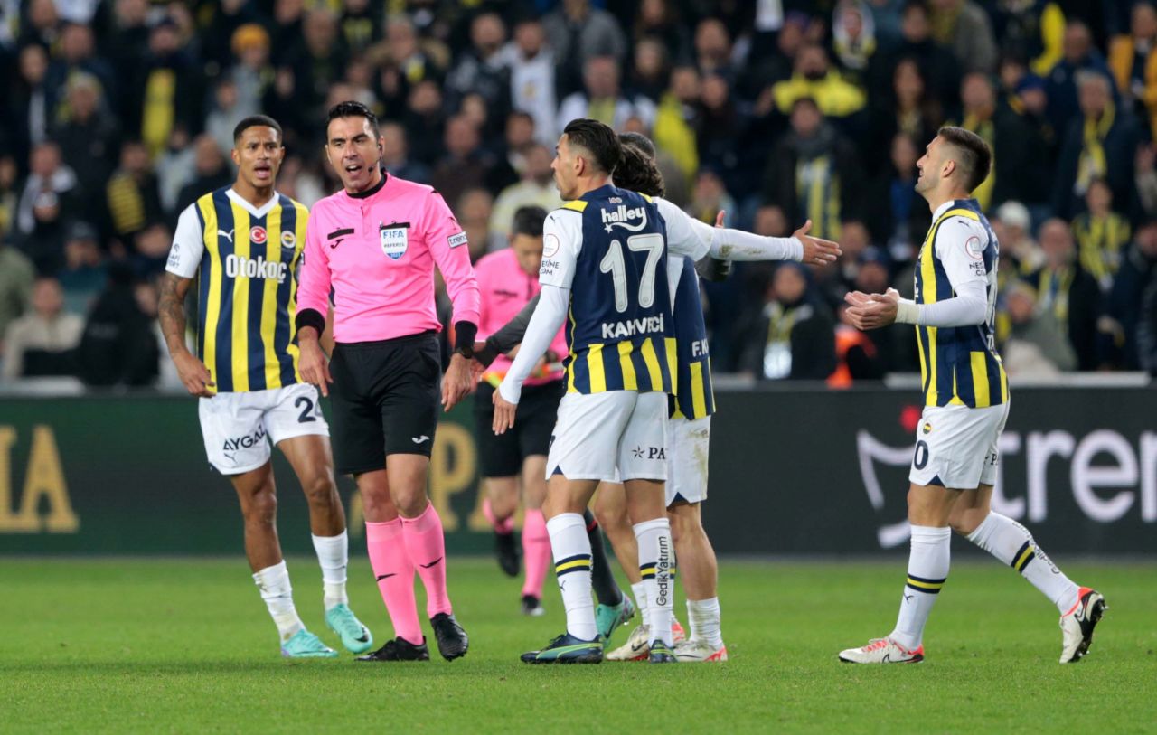 Maç sonu hedef gösterdi: “Kadıköy’de kara değil skandal bir gece! Arda Kardeşler maçı Karagümrük’ten aldı Fenerbahçe’ye verdi! Kadıköy’de hakem faciası yaşanmıştır” 4