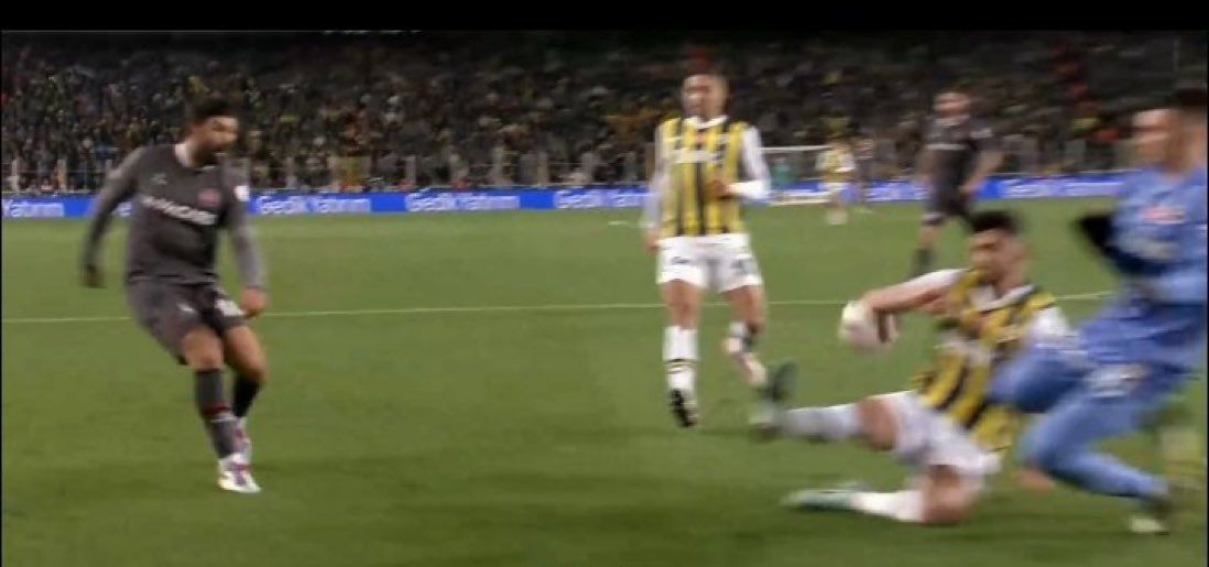 Herkesin merak ettiği Fenerbahçe - Fatih Karagümrük maçının VAR konuşmaları ortaya çıktı! İnanılmaz iddia: İşte Arda Kardeşler ile Hüseyin Göçek arasında yaşanan konuşma… 3