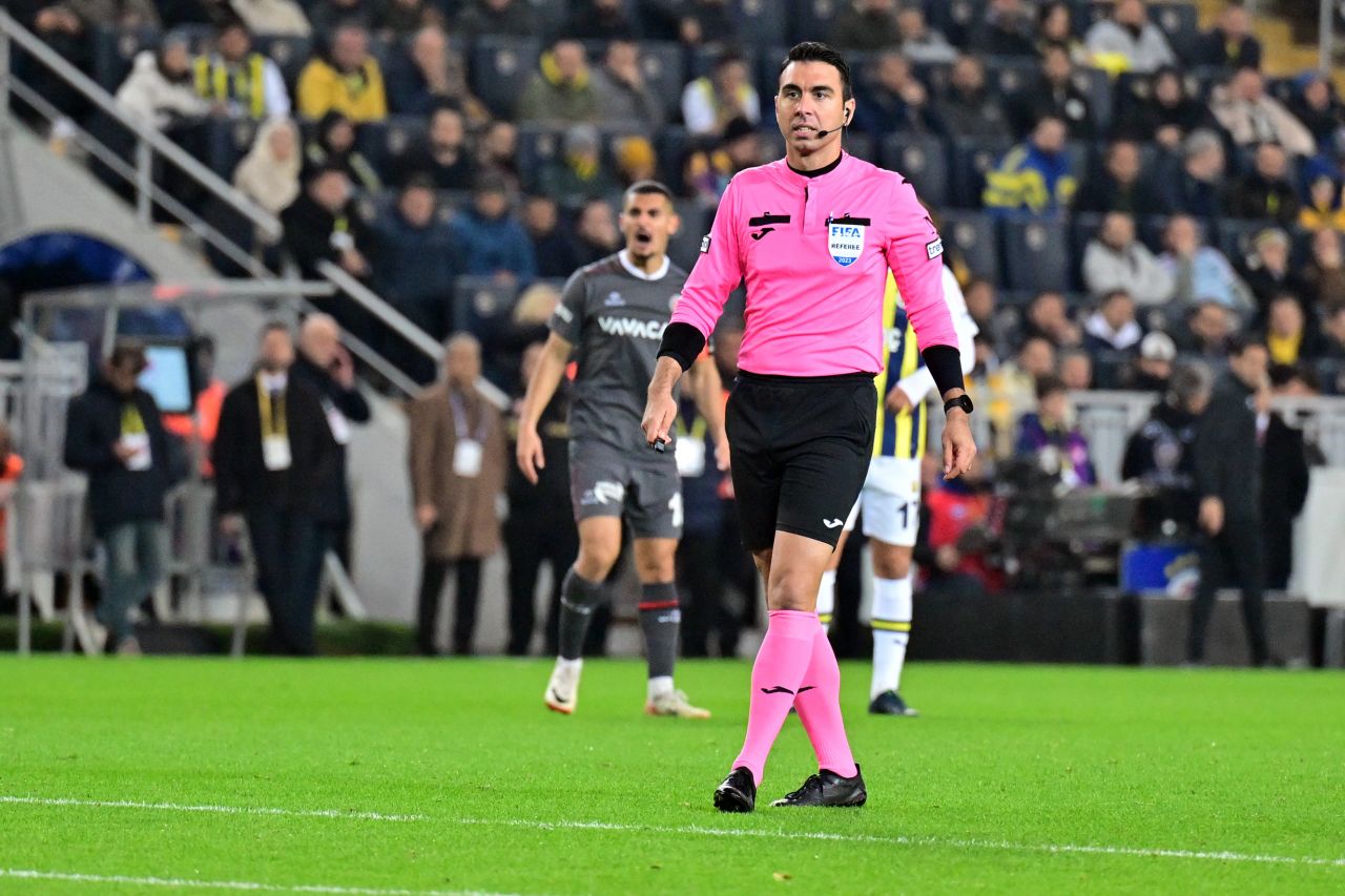 Herkesin merak ettiği Fenerbahçe - Fatih Karagümrük maçının VAR konuşmaları ortaya çıktı! İnanılmaz iddia: İşte Arda Kardeşler ile Hüseyin Göçek arasında yaşanan konuşma… 6