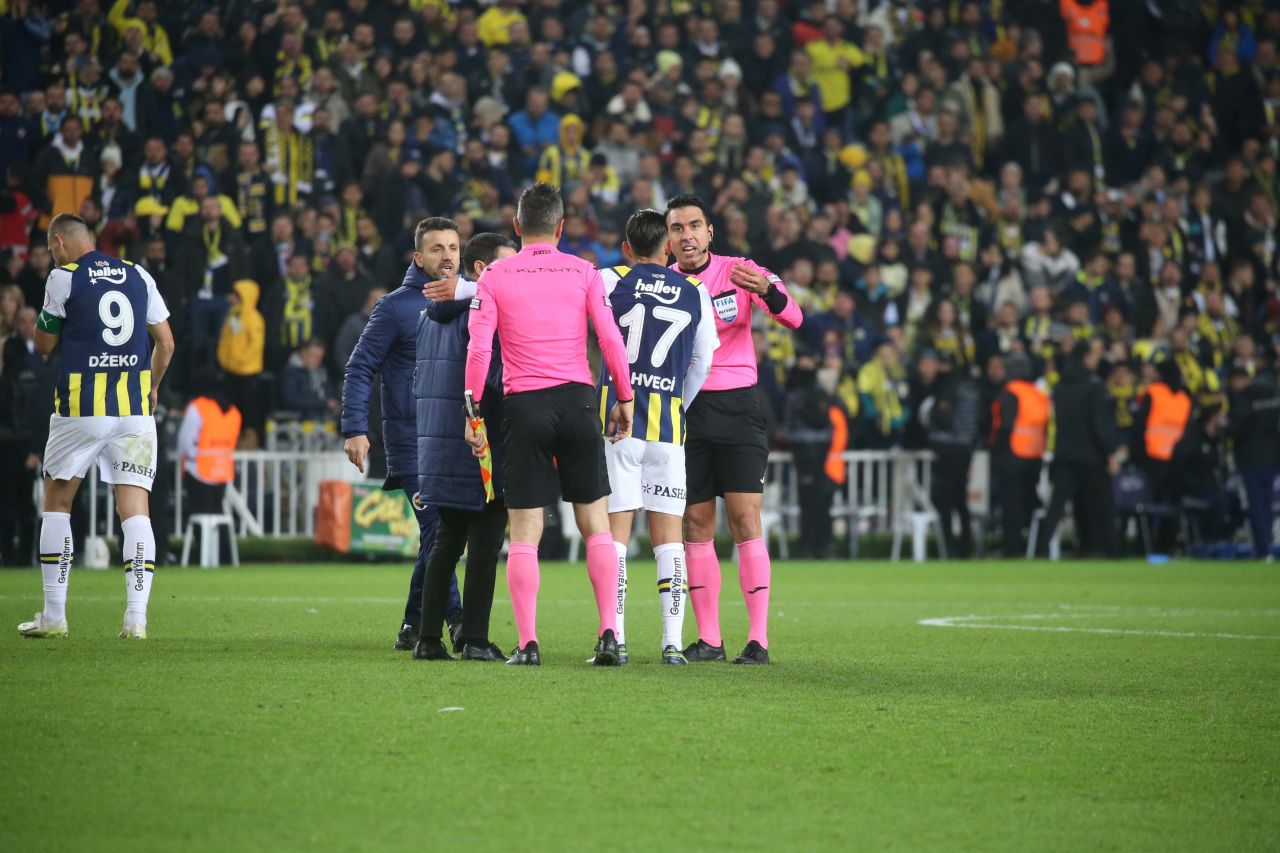 Herkesin merak ettiği Fenerbahçe - Fatih Karagümrük maçının VAR konuşmaları ortaya çıktı! İnanılmaz iddia: İşte Arda Kardeşler ile Hüseyin Göçek arasında yaşanan konuşma… 7