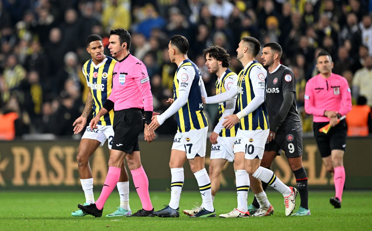 Herkesin merak ettiği Fenerbahçe - Fatih Karagümrük maçının VAR konuşmaları ortaya çıktı! İnanılmaz iddia: İşte Arda Kardeşler ile Hüseyin Göçek arasında yaşanan konuşma… 8