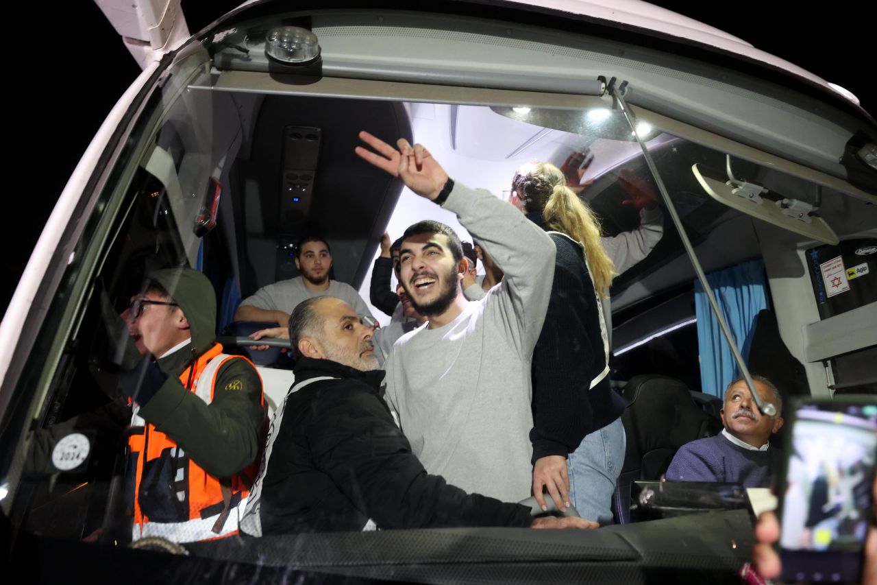 İsrail hapishanelerindeki 33 Filistinli çocuk ve kadın esir serbest bırakıldı 2