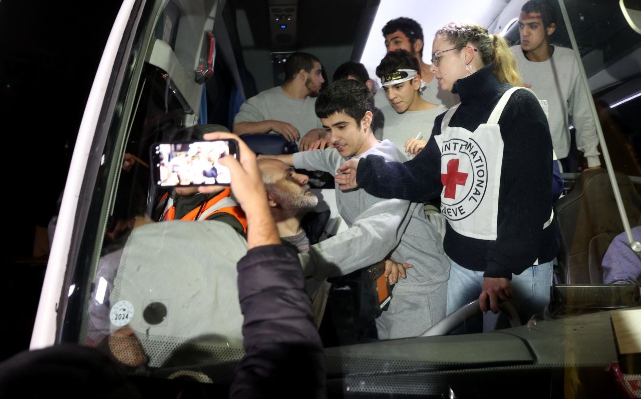 İsrail hapishanelerindeki 33 Filistinli çocuk ve kadın esir serbest bırakıldı 4