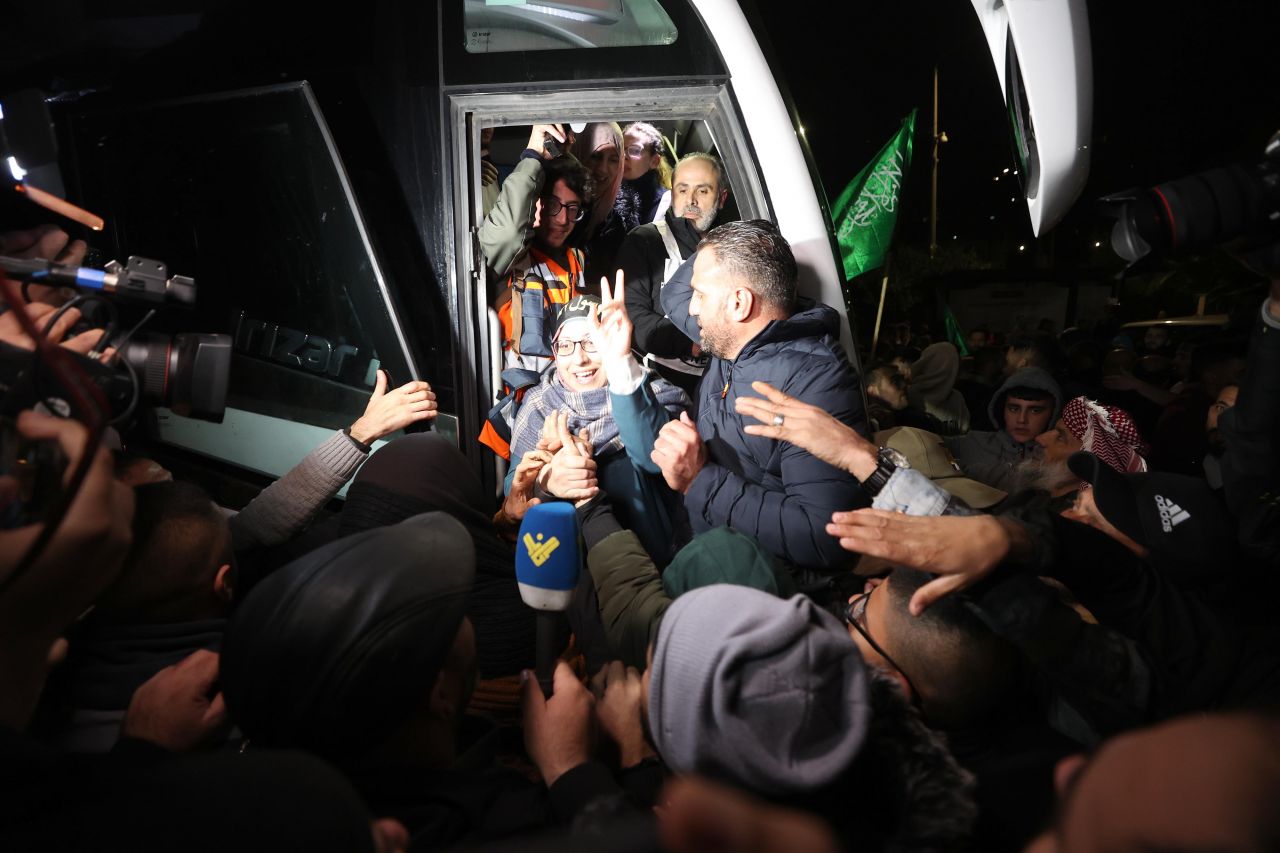 İsrail hapishanelerindeki 33 Filistinli çocuk ve kadın esir serbest bırakıldı 7