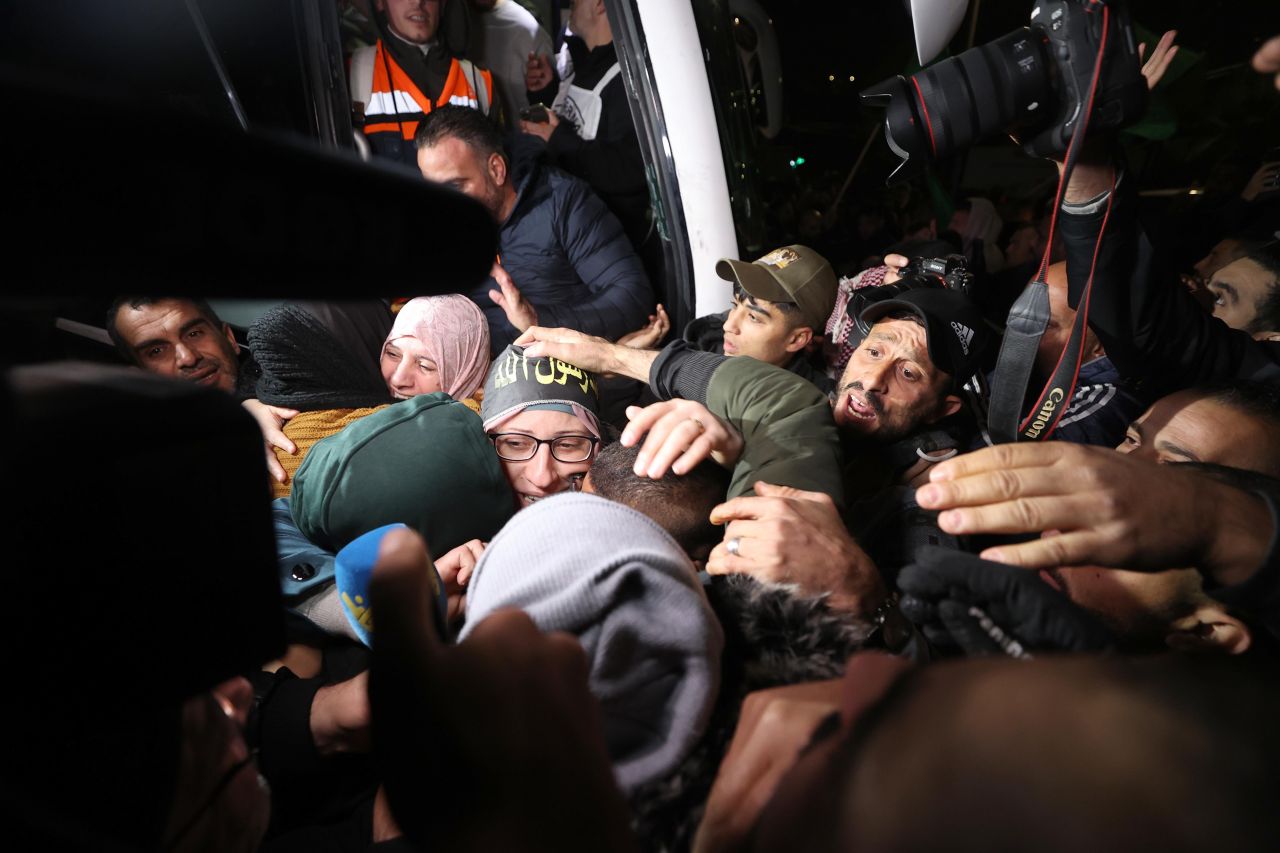 İsrail hapishanelerindeki 33 Filistinli çocuk ve kadın esir serbest bırakıldı 8
