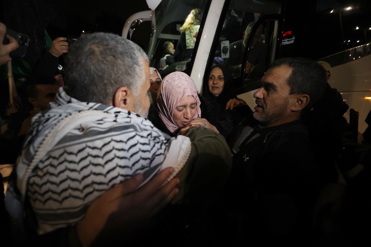 İsrail hapishanelerindeki 33 Filistinli çocuk ve kadın esir serbest bırakıldı 16