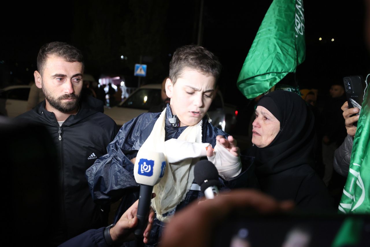İsrail hapishanelerindeki 33 Filistinli çocuk ve kadın esir serbest bırakıldı 17
