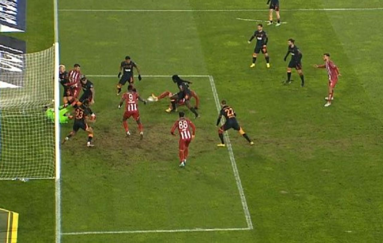 Hakemler beceremedi: VAR için pilotlardan yardım istendi 5