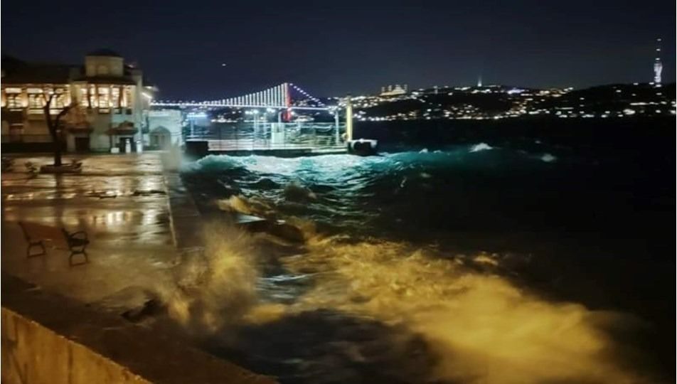 Meteoroloji İstanbul için hava durumu uyarısı yaptı! Fırtına şiddetli başladı! 7