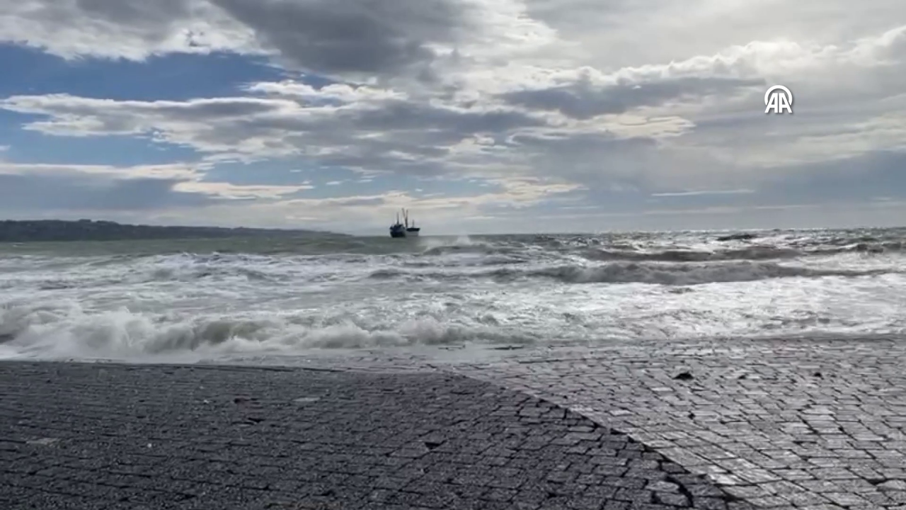 AKOM'dan uyarı: Dev dalgalar oluştu deniz ve hava trafiği durdu! 15