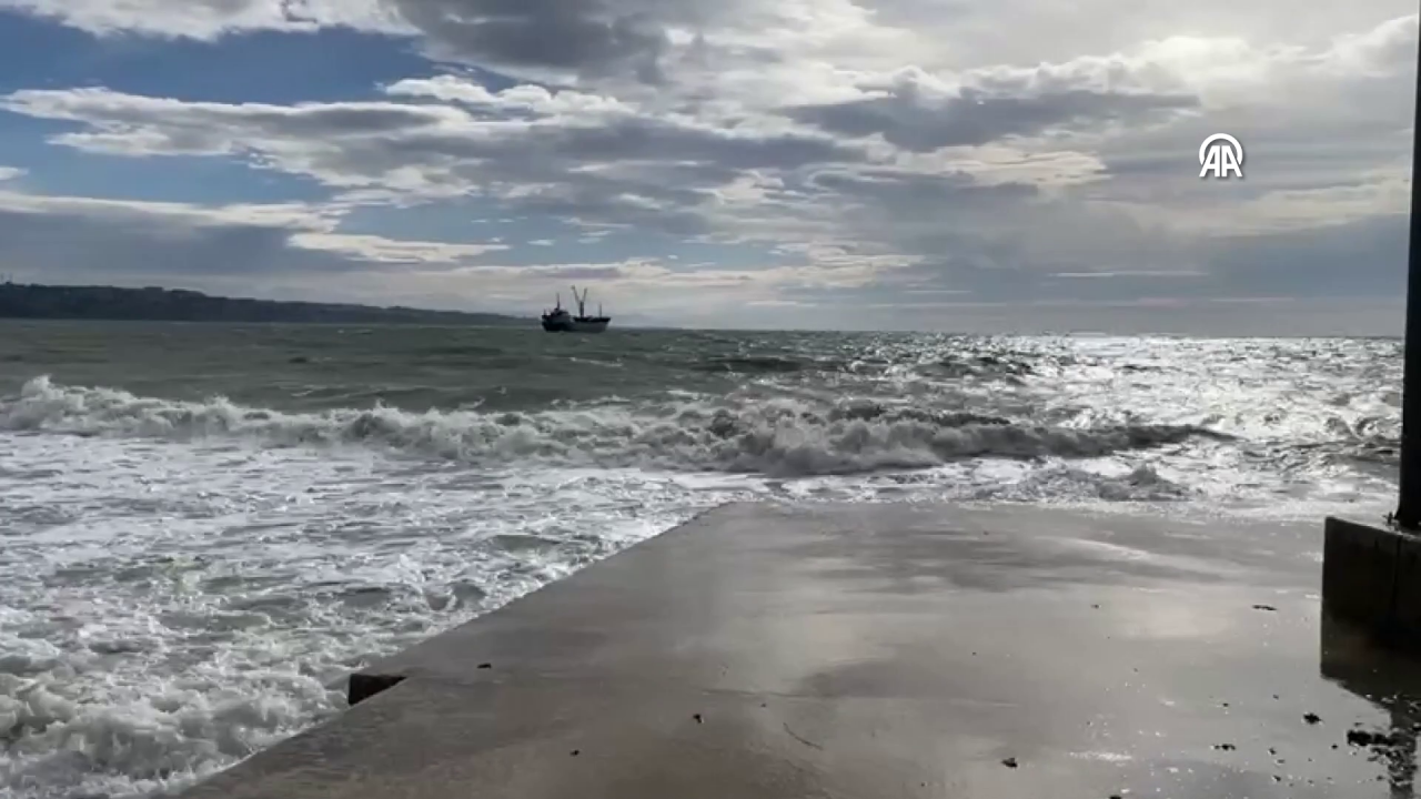 AKOM'dan uyarı: Dev dalgalar oluştu deniz ve hava trafiği durdu! 14