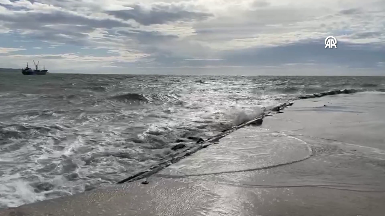 AKOM'dan uyarı: Dev dalgalar oluştu deniz ve hava trafiği durdu! 13