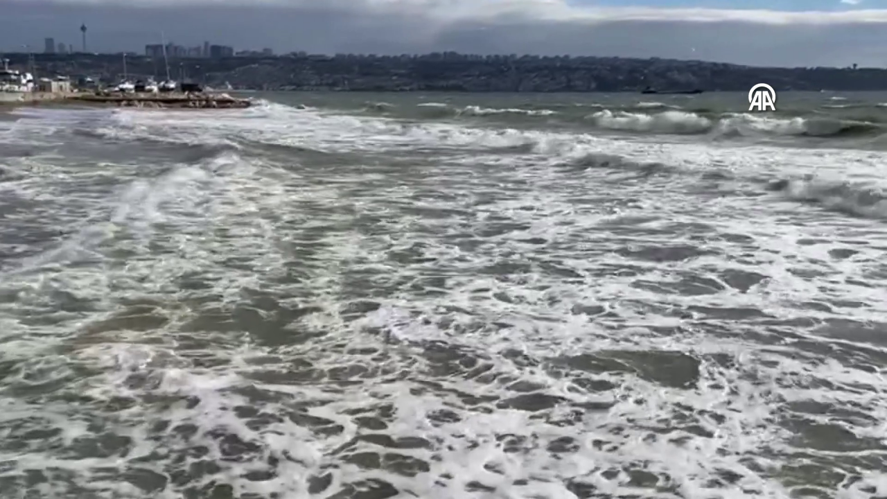 AKOM'dan uyarı: Dev dalgalar oluştu deniz ve hava trafiği durdu! 12