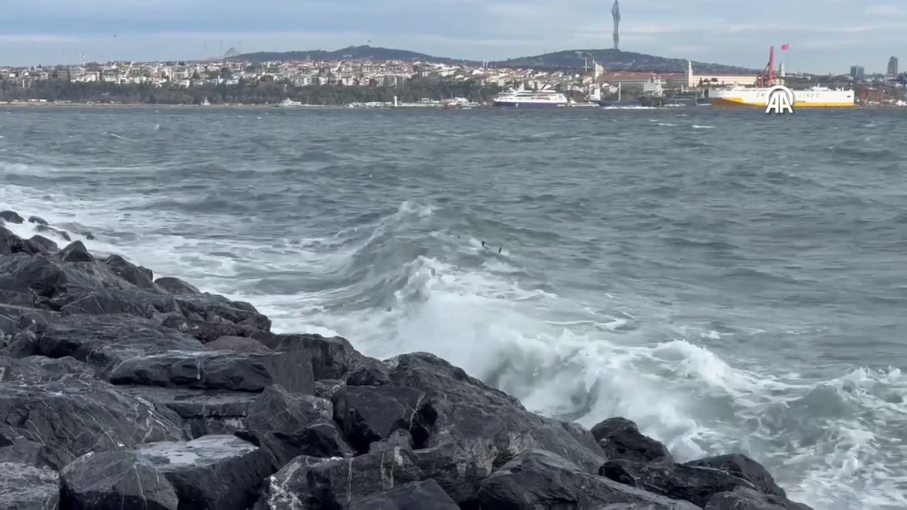 AKOM'dan uyarı: Dev dalgalar oluştu deniz ve hava trafiği durdu! 4