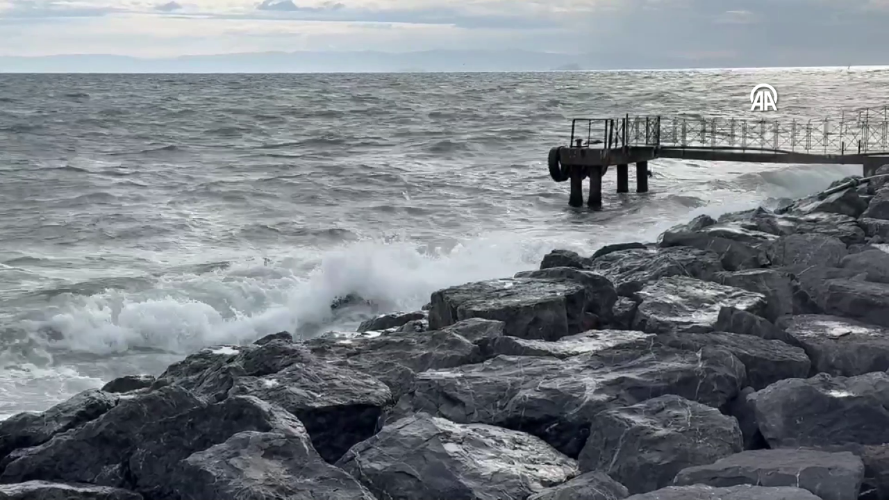 AKOM'dan uyarı: Dev dalgalar oluştu deniz ve hava trafiği durdu! 3