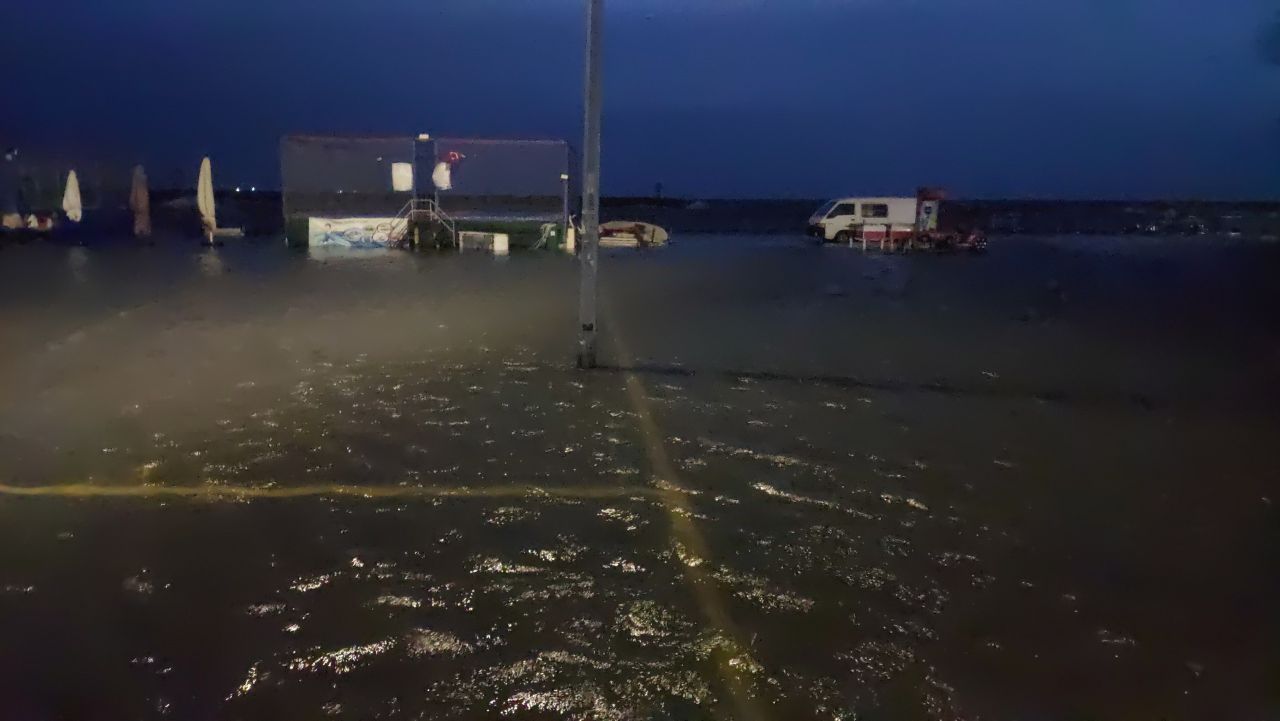 Tekirdağ'da deniz taştı: Tsunamiyi andıran görüntüler 4