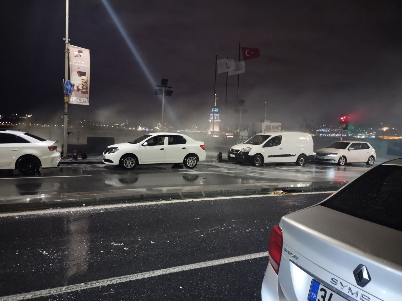 İstanbul'u fırtına vurdu: Üsküdar sahilde dev dalgalar oluştu 1