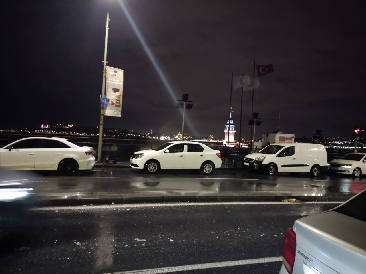 İstanbul'u fırtına vurdu: Üsküdar sahilde dev dalgalar oluştu 2