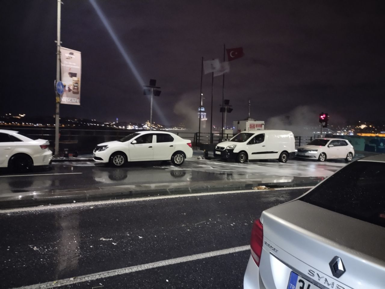 İstanbul'u fırtına vurdu: Üsküdar sahilde dev dalgalar oluştu 3