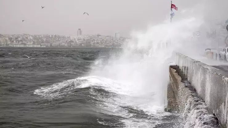 Eğitime lodos engeli! Bursa Valisi duyurdu: Bu ilçelerde okullar tatil edildi! 2