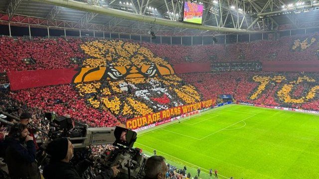 Sarı-Kırmızılılar'dan enfes koreografi: Burası cehennem 1