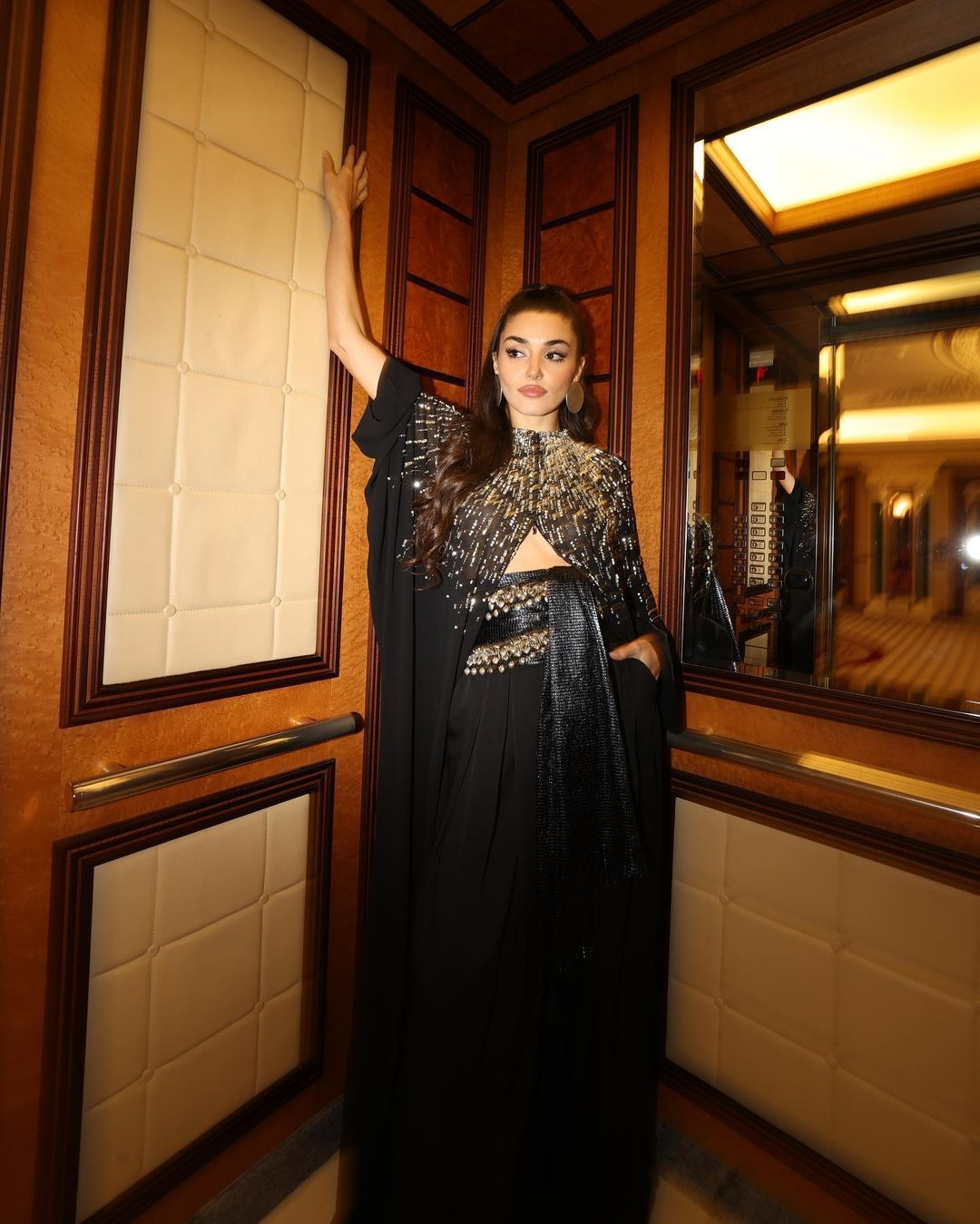 Hande Erçel, Suudi Arabistan tarzıyla göz kamaştırdı! 2