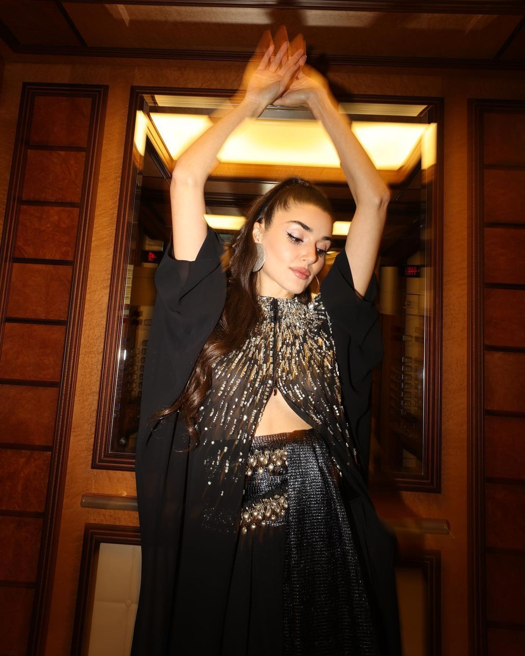 Hande Erçel, Suudi Arabistan tarzıyla göz kamaştırdı! 4