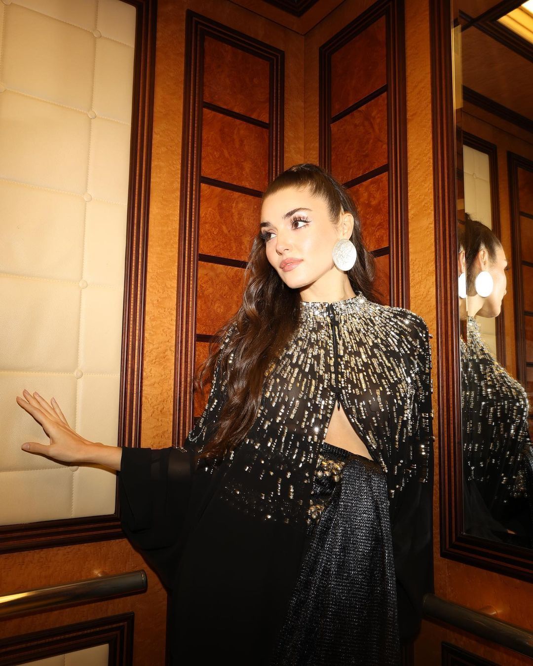 Hande Erçel, Suudi Arabistan tarzıyla göz kamaştırdı! 5