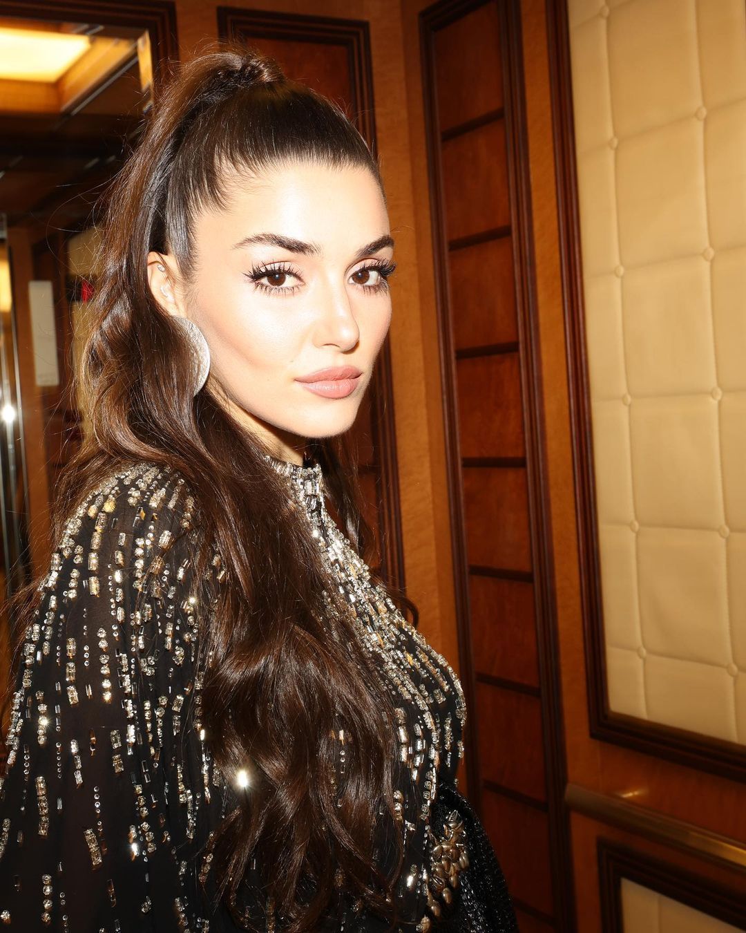 Hande Erçel, Suudi Arabistan tarzıyla göz kamaştırdı! 6