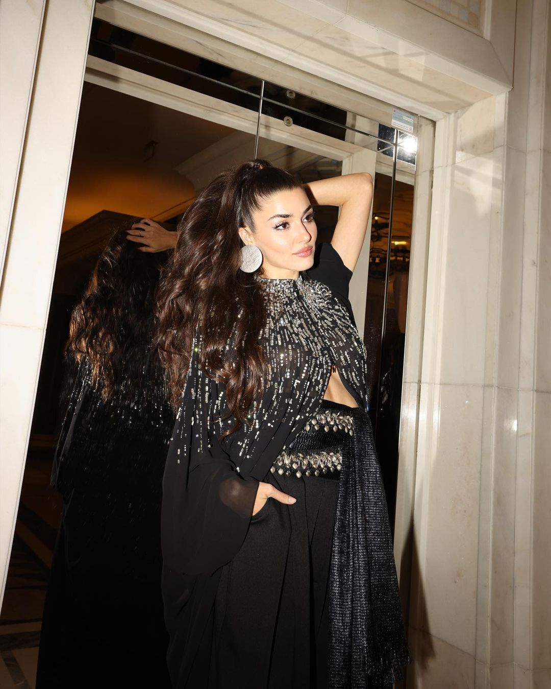 Hande Erçel, Suudi Arabistan tarzıyla göz kamaştırdı! 8