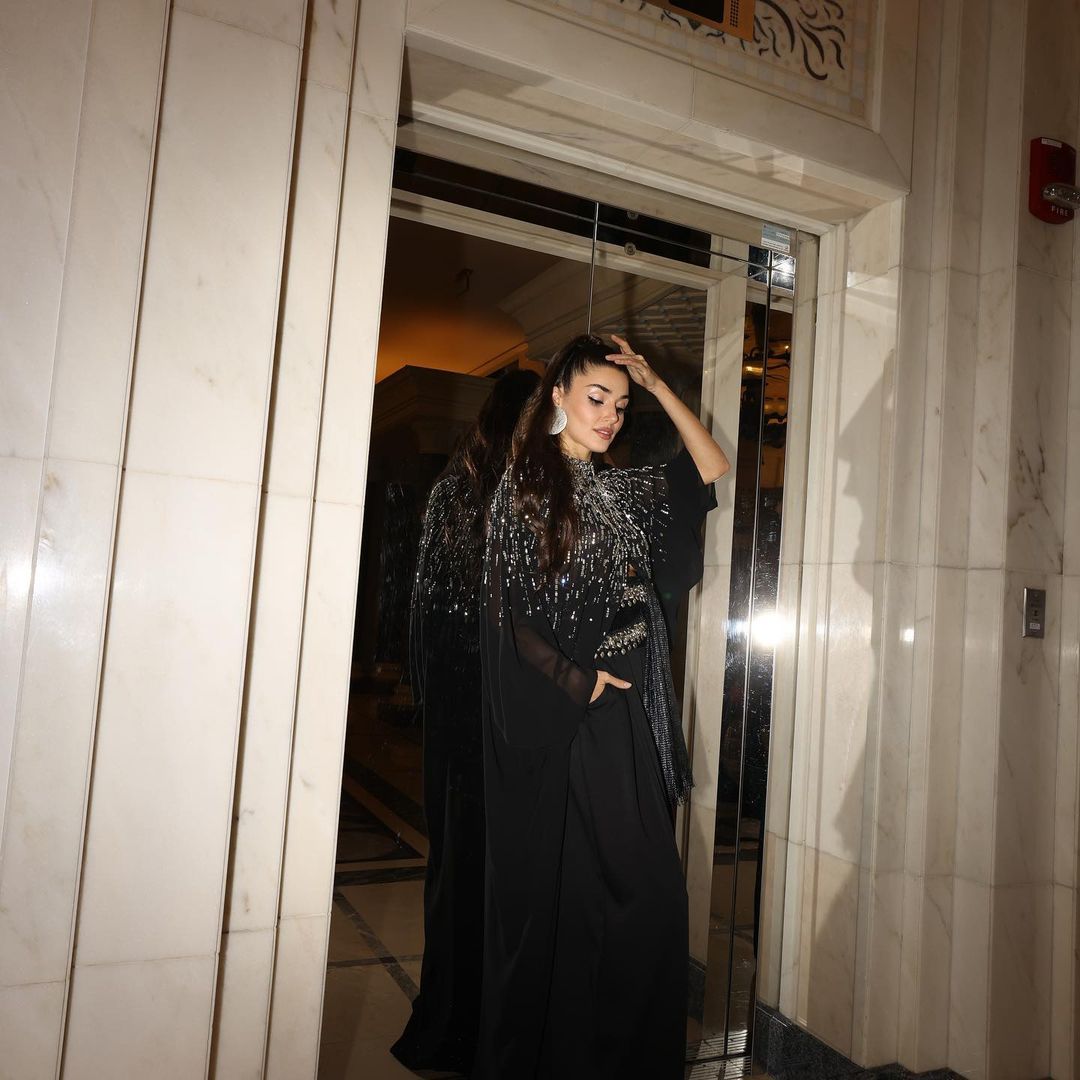 Hande Erçel, Suudi Arabistan tarzıyla göz kamaştırdı! 9