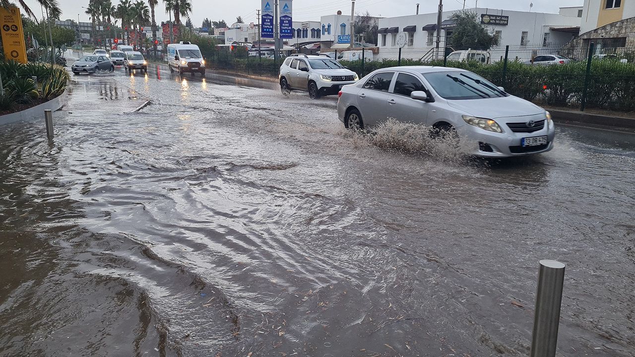 Meteoroloji'den hava durumu uyarısı: Kuvvetli sağanak geliyor! 10