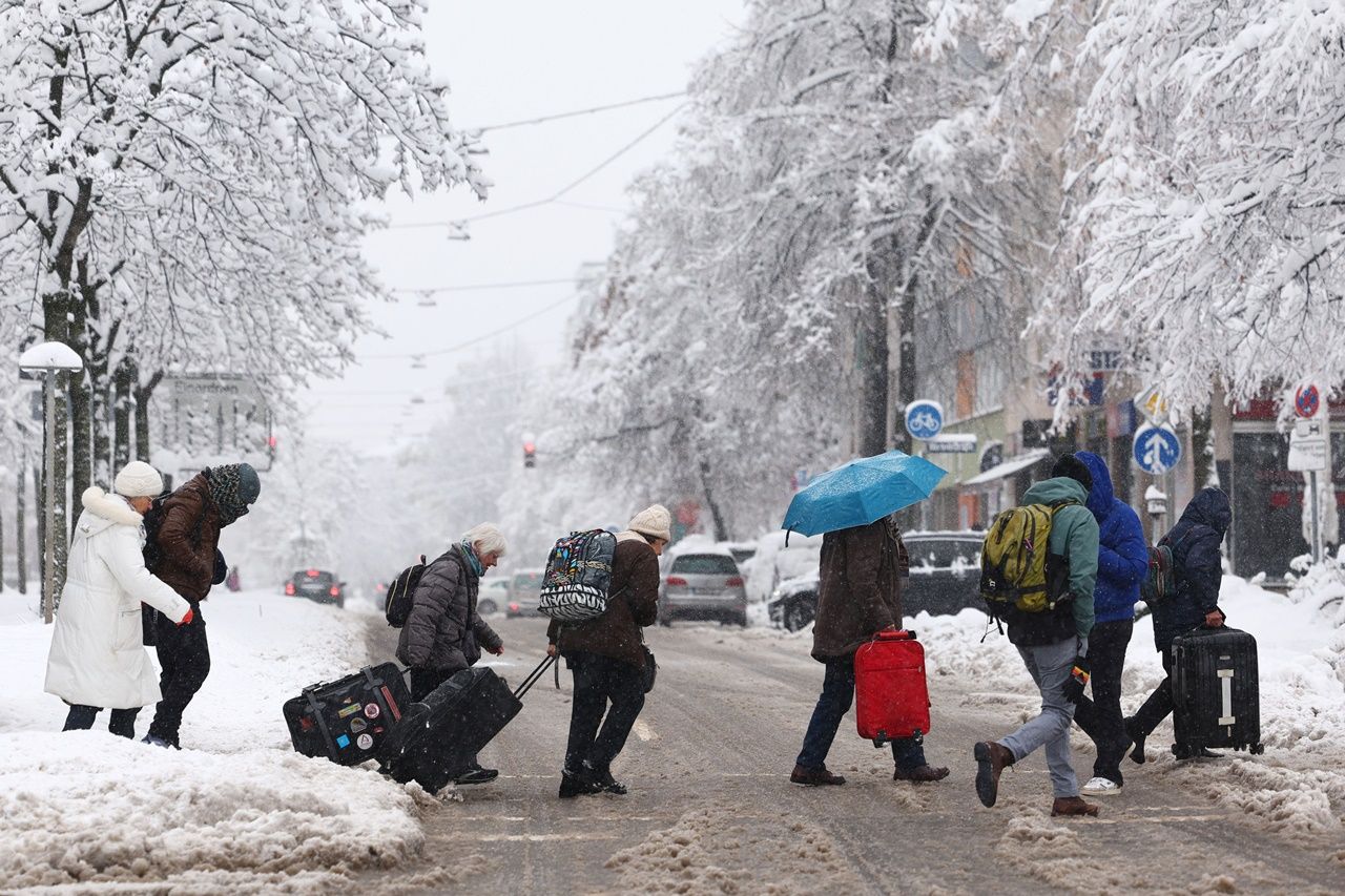 Almanya'da ulaşıma kar engeli! Münih'te 760 uçuş iptal edildi 1