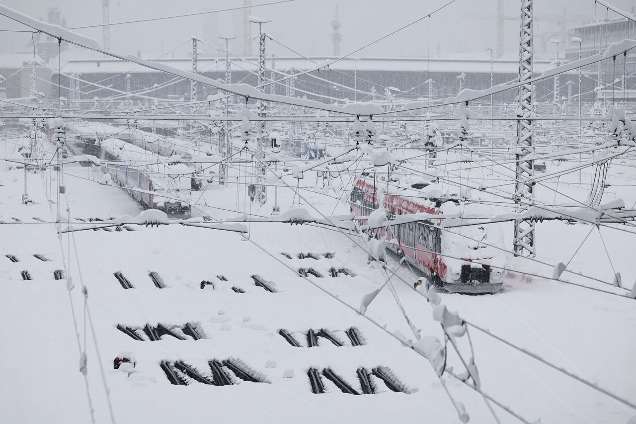 Almanya'da ulaşıma kar engeli! Münih'te 760 uçuş iptal edildi 2