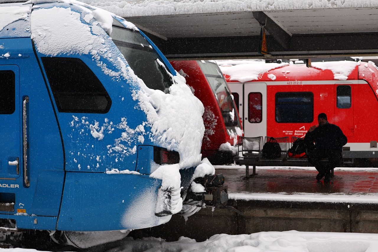Almanya'da ulaşıma kar engeli! Münih'te 760 uçuş iptal edildi 6