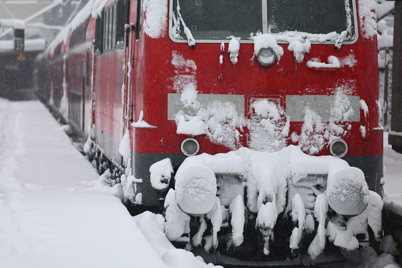 Almanya'da ulaşıma kar engeli! Münih'te 760 uçuş iptal edildi 7