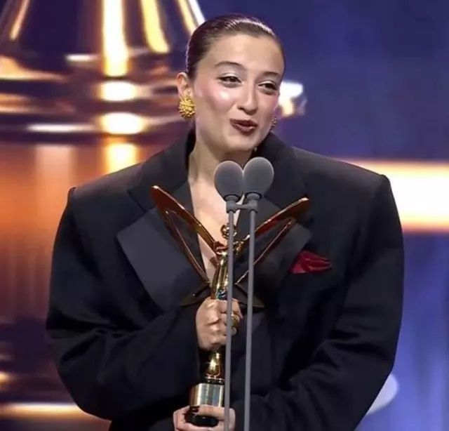 Melike Şahin, Altın Kelebek Ödül Töreni'ndeki tarzıyla sosyal medya kullanıcılarının diline düştü 3