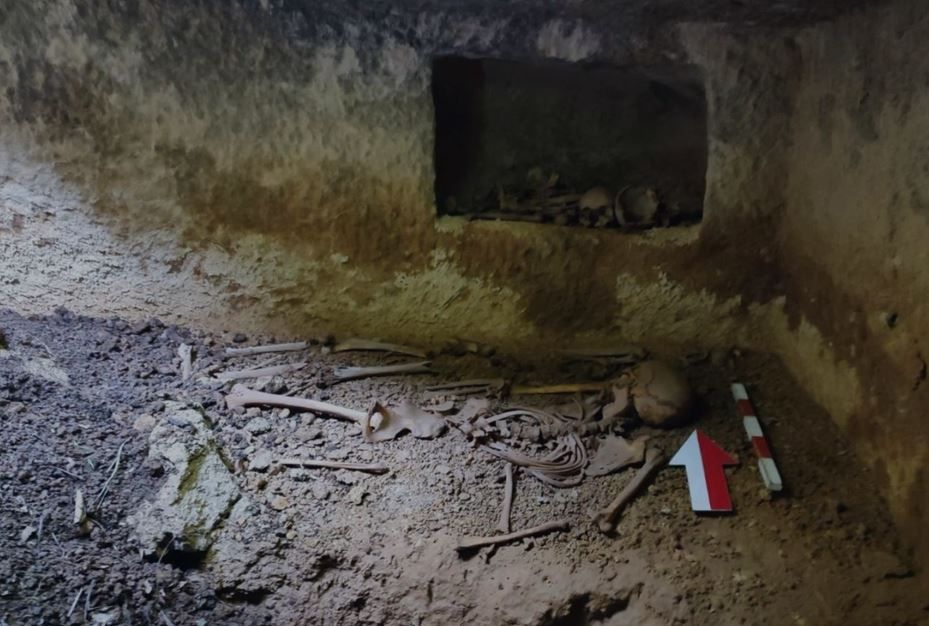Evinin bahçesi çöktü, altından çıkanlar şoke etti! Roma döneminden kalma... 2