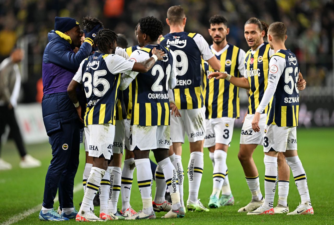 Canlı yayında çılgına döndü: "Edin Dzeko'nun net ayağa basmasına sarı kart veremiyor! Çünkü hakemlikten uzak, korkak ve rezil bir hakem!" 4